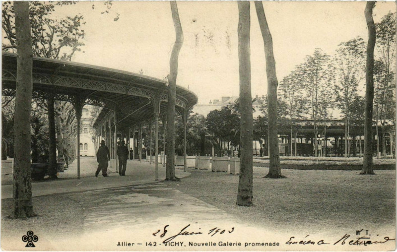 Carte postale ancienne Vichy Nouvelle Galerie Promenade à Vichy