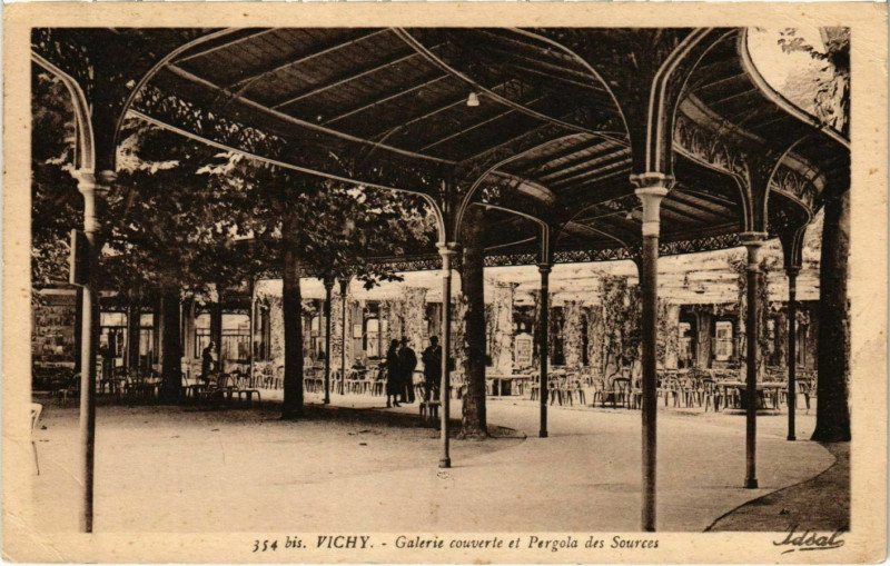 Carte postale ancienne Vichy Galerie couverte et Pergola à Vichy
