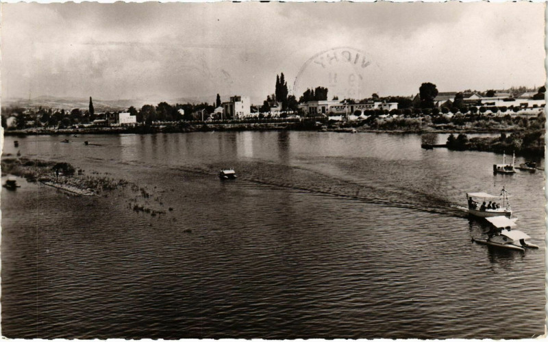 Carte postale ancienne Vichy Canotage sur l'Allier à Vichy