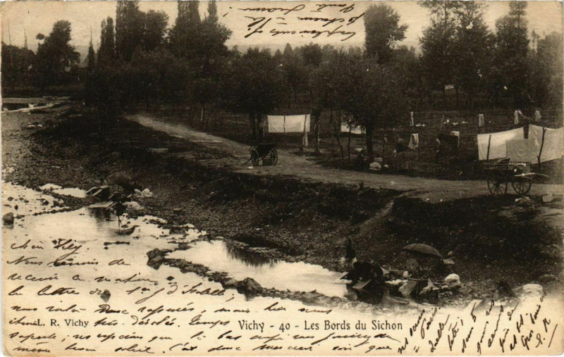 Carte postale ancienne Vichy Les Bords du Sichon à Vichy