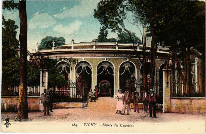 Carte postale ancienne Vichy Source des Célestins à Vichy