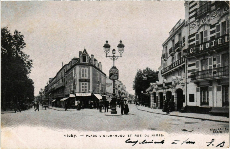 Carte postale ancienne Vichy Place Victor Hugo et aue de Nimes à Vichy