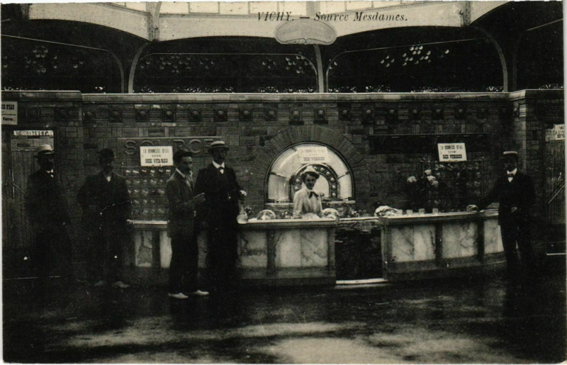 Carte postale ancienne Vichy Source Mesdames à Vichy