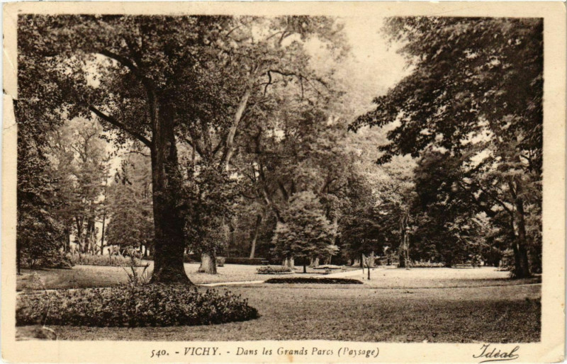 Carte postale ancienne Vichy Dans les Grands Parcs à Vichy