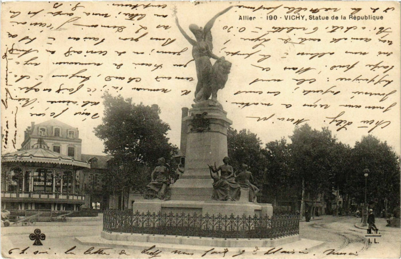 Carte postale ancienne Vichy,Statue de la République à Vichy