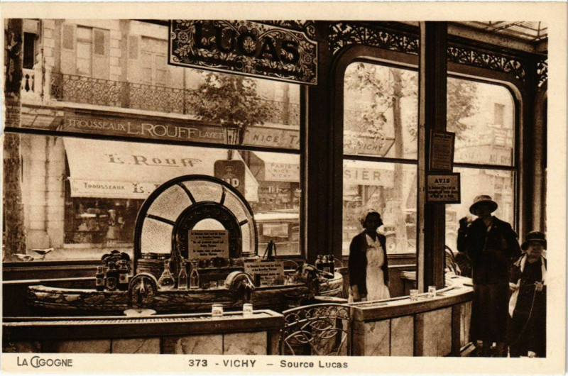 Carte postale ancienne Vichy Source Lucas à Vichy
