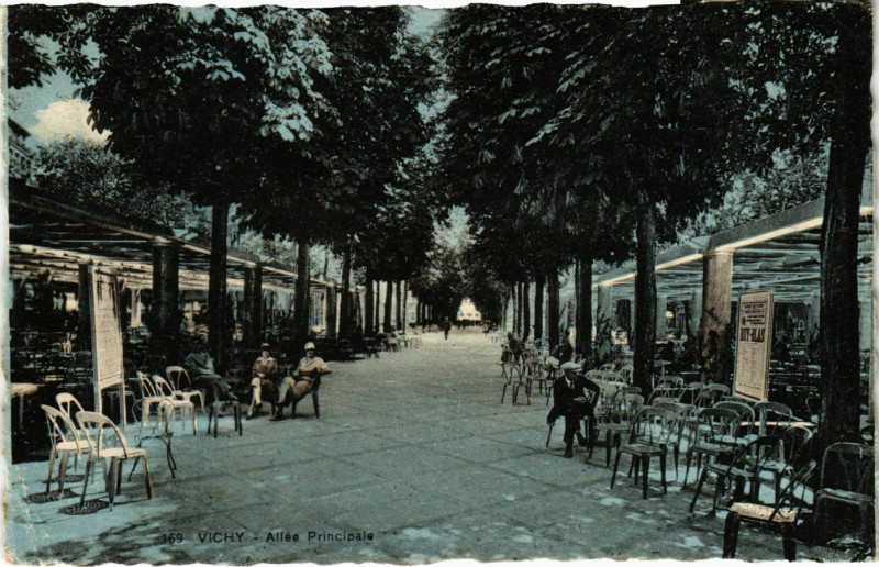 Carte postale ancienne Vichy Allée Principale à Vichy