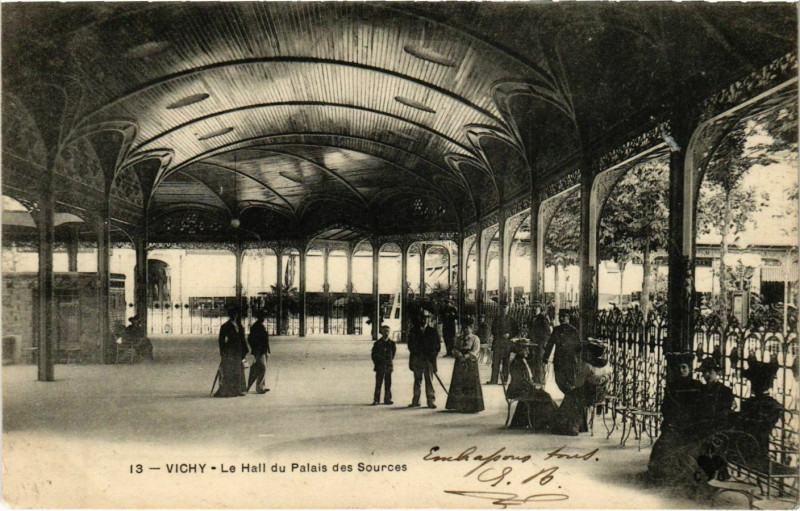 Carte postale ancienne Vichy Le Hall du Palais des Sources à Vichy