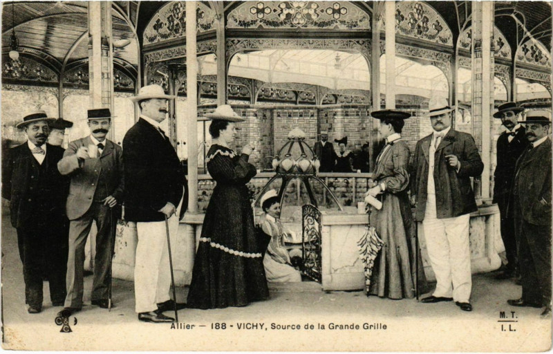 Carte postale ancienne Vichy Source de la Grande Grille à Vichy