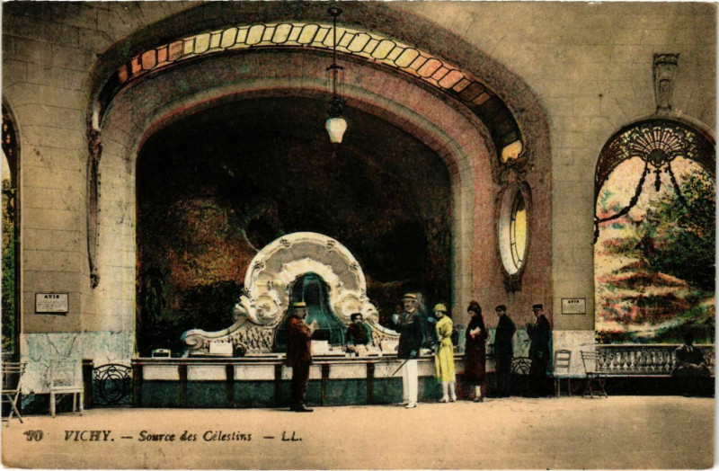 Carte postale ancienne Vichy Source des Célestins à Vichy
