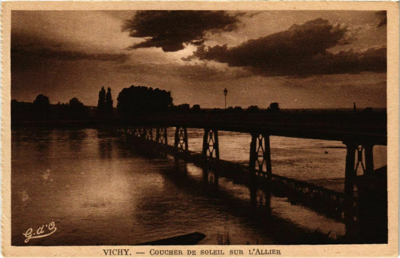 Carte postale ancienne Vichy Coucher de soleil sur L'Allier à Vichy
