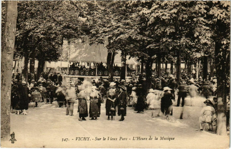 Carte postale ancienne Vichy Sur le Vieux Parc à Vichy
