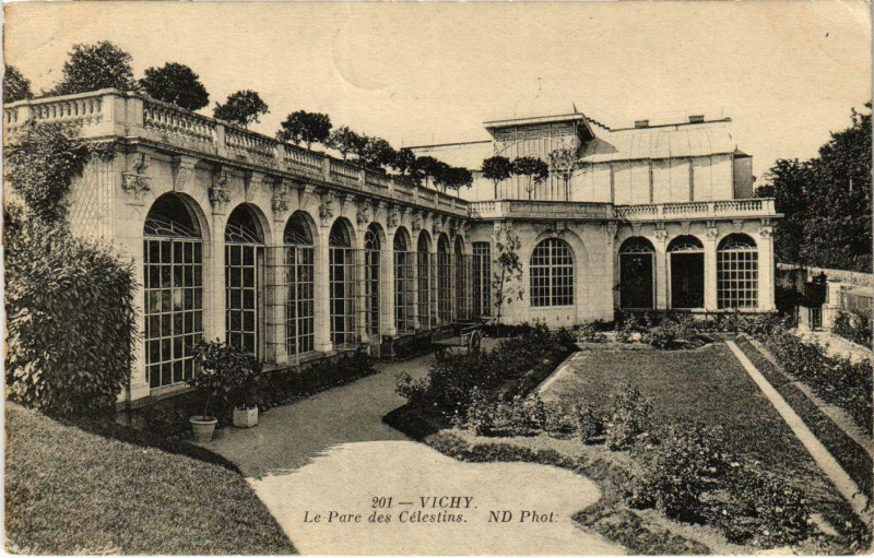 Carte postale ancienne Vichy Le Parc des Célestins à Vichy