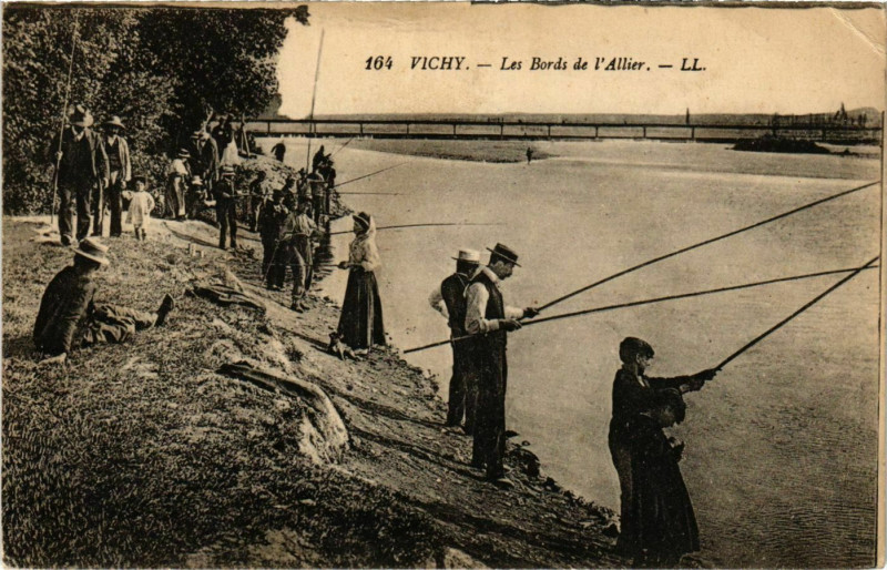 Carte postale ancienne Vichy Les Bords de l'Allier à Vichy