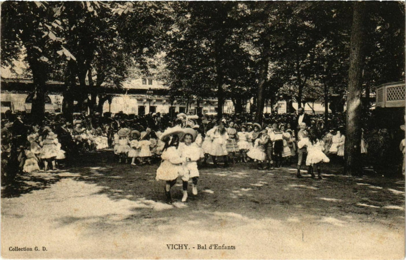 Carte postale ancienne Vichy Bal d'Enfants à Vichy