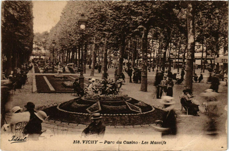 Carte postale ancienne Vichy Parc du Casino Les Massifs à Vichy