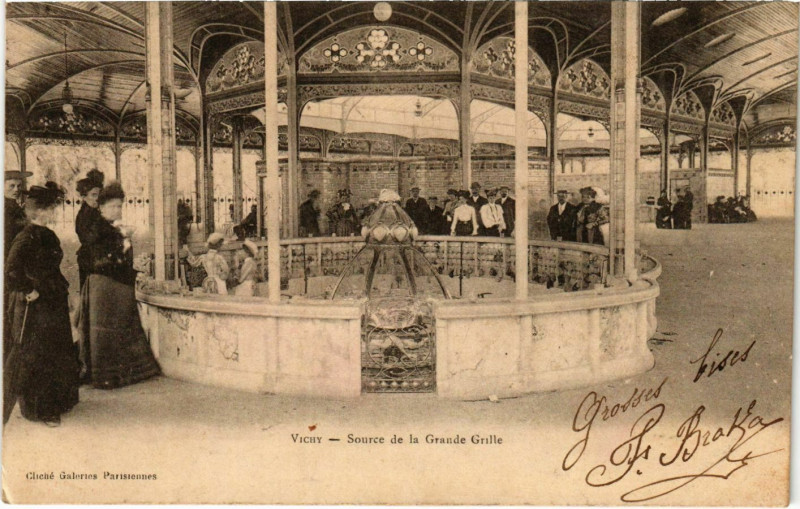 Carte postale ancienne Vichy Source de la Grande Grille à Vichy