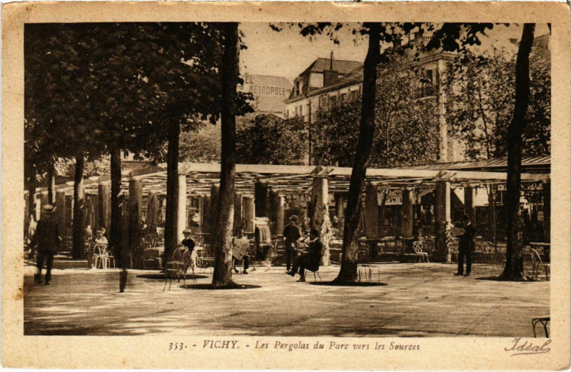 Carte postale ancienne Vichy Les Pergolas du Parc vers les Sources à Vichy