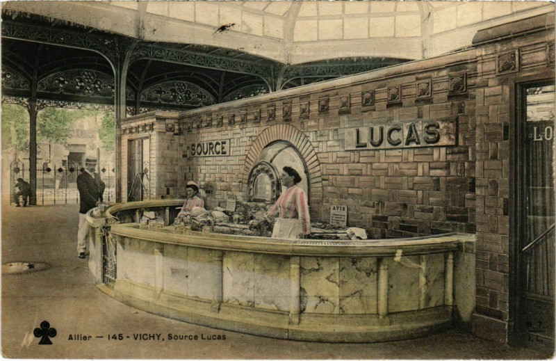 Carte postale ancienne Vichy Source Lucas à Vichy