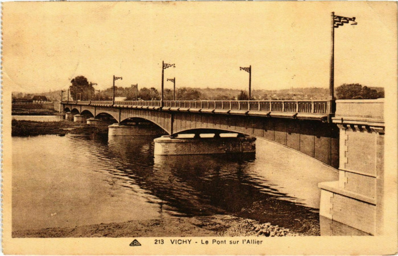 Carte postale ancienne Vichy Le Pont sur l'Allier à Vichy
