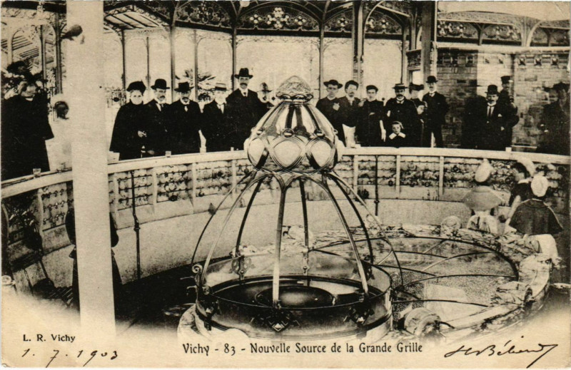 Carte postale ancienne Vichy Nouvelle Source de la Grande Grille à Vichy