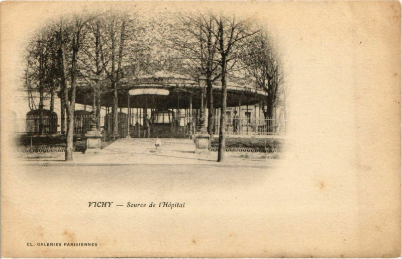 Carte postale ancienne Vichy Source de l'Hopital à Vichy