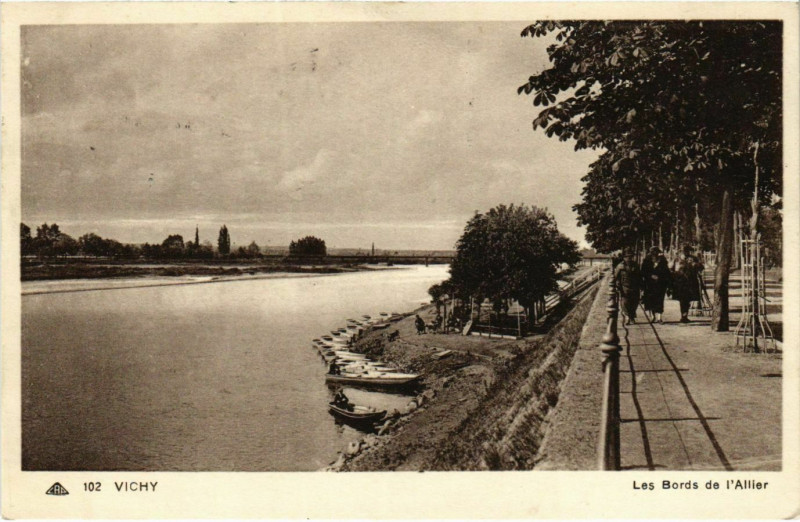Carte postale ancienne Vichy Les Bords de l'Allier à Vichy