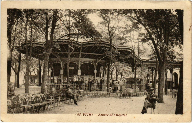 Carte postale ancienne Vichy Source de Hopital à Vichy