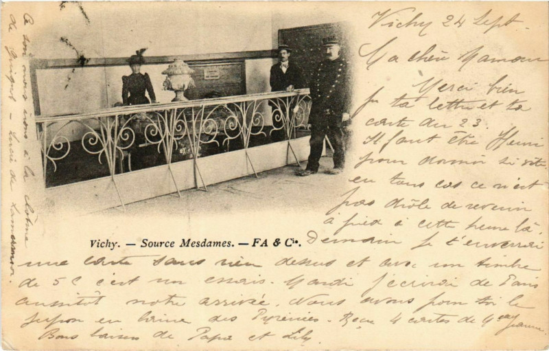 Carte postale ancienne Vichy Source Mesdames à Vichy