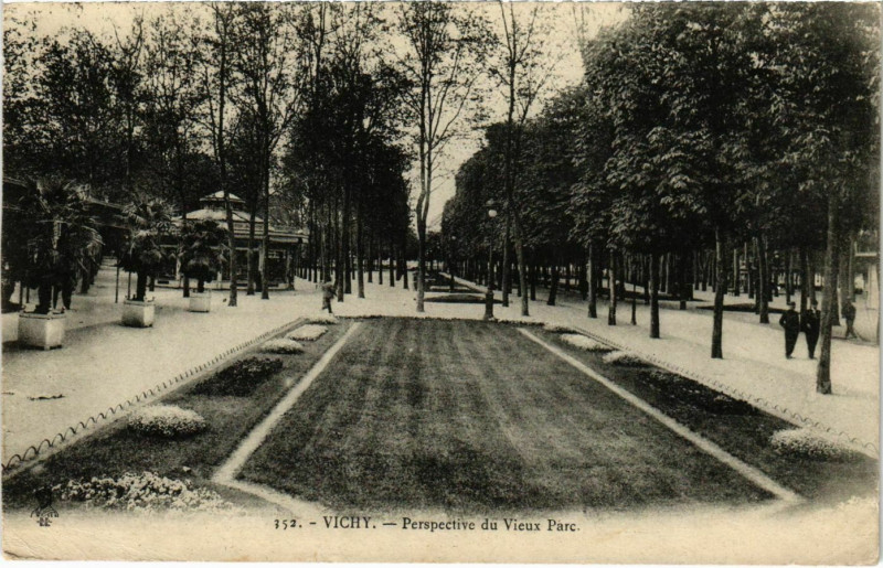 Carte postale ancienne Vichy Perspective du Vieux Parc à Vichy