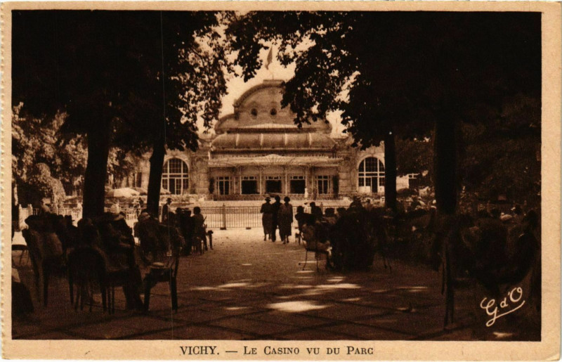 Carte postale ancienne Vichy Les Casino vu du Parc à Vichy