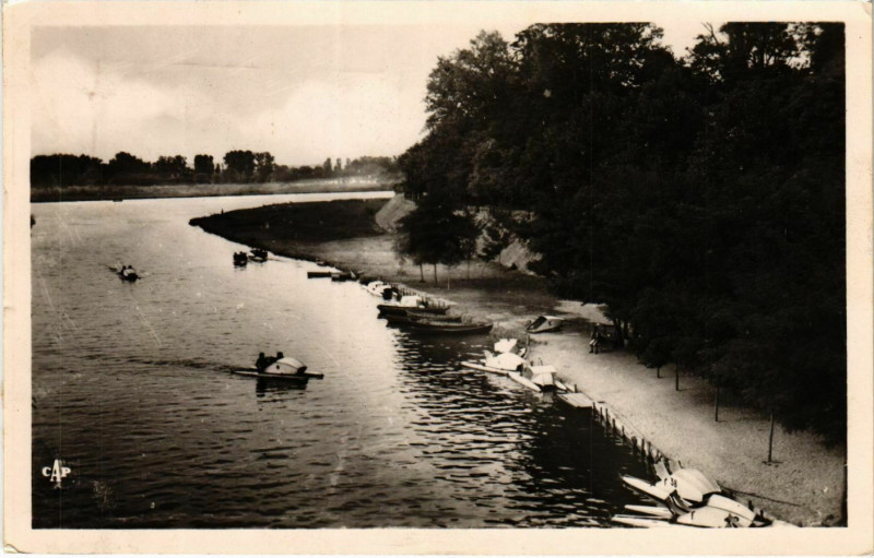 Carte postale ancienne Vichy Bords de l'Allier à Vichy