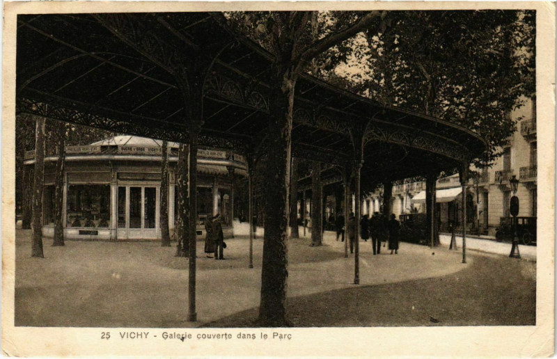 Carte postale ancienne Vichy Galerie Couverte le Parc à Vichy