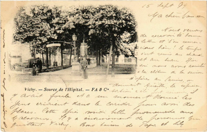 Carte postale ancienne Vichy Source de'l Hopital à Vichy