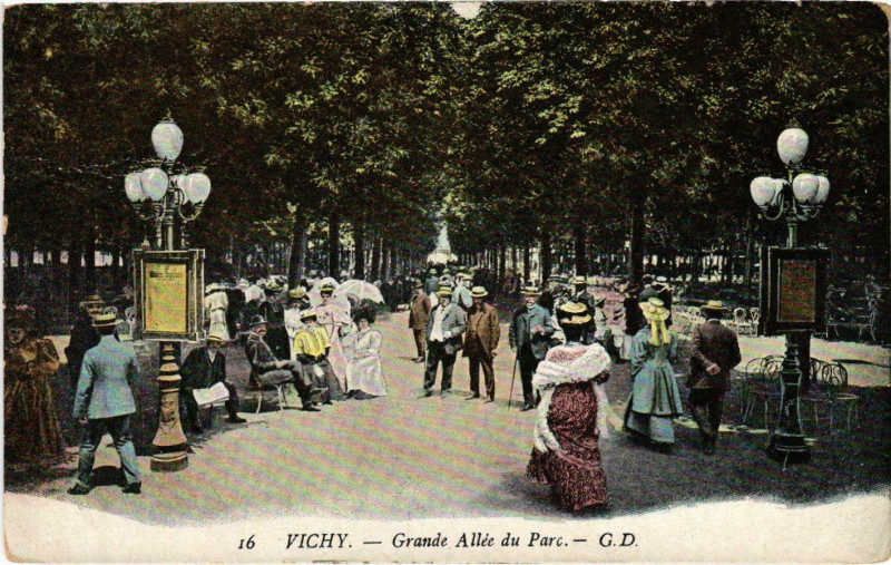 Carte postale ancienne Vichy Grande Allée du Parc à Vichy