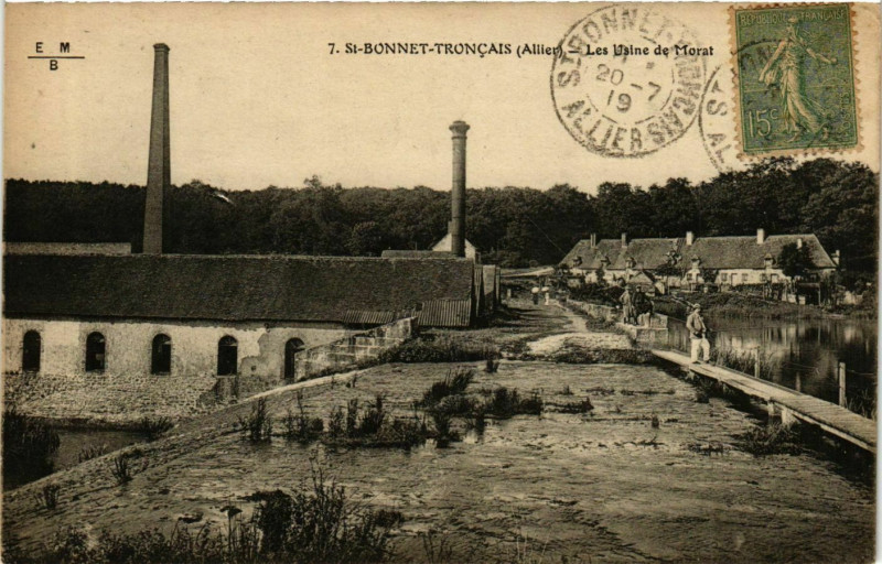 Carte postale ancienne Saint-Bonnet-Troncais Less Usines de Morat