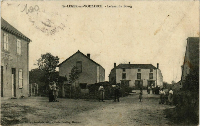 Carte postale ancienne Saint-Leger-sur-Vouzance Le haut du Bourg