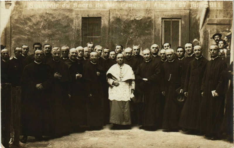 Carte postale ancienne Carte photo Aix Souvenir du Sacre de Mgr. Penon (Moulins) 1911 à Moulins