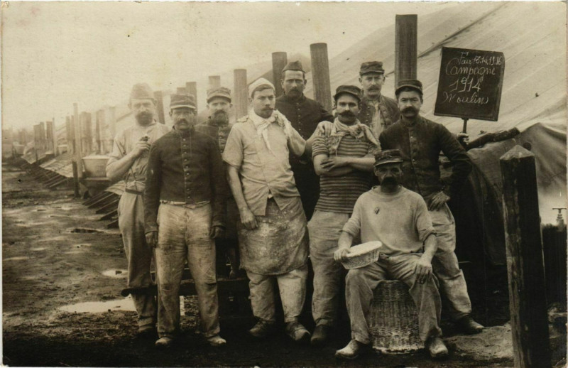 Carte postale ancienne Carte photo Moulins 1914 soldats à Moulins