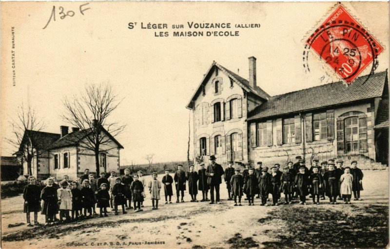 Carte postale ancienne Saint-Leger-sur-Vouzance Les Maison d'Ecole