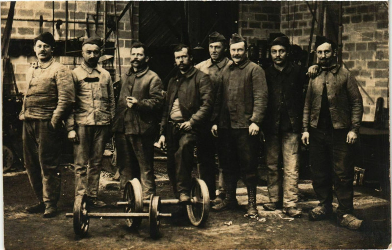 Carte postale ancienne Carte photo Moulins groupe de travailleurs à Moulins