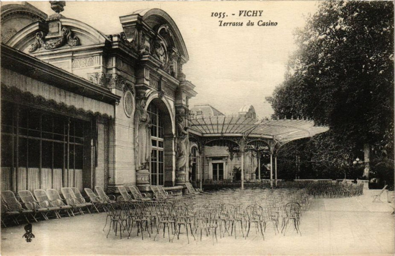 Carte postale ancienne Vichy Terrasse du Casino à Vichy