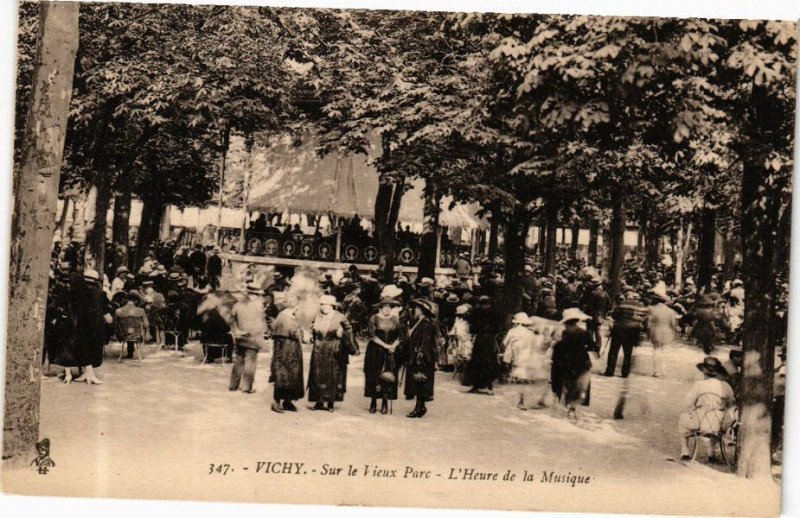 Carte postale ancienne Vichy Sur le Vieux Parc-L'Heure de la Musique à Vichy