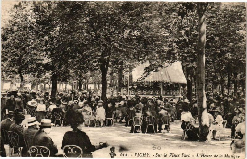 Carte postale ancienne Vichy Sur le Vieux Parc-L'Heure de la Musique à Vichy