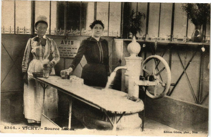 Carte postale ancienne Vichy Source Lucas à Vichy