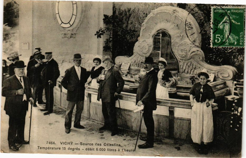 Carte postale ancienne Vichy Source des Célestins à Vichy