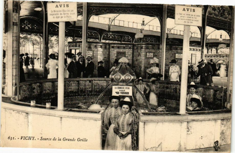 Carte postale ancienne Vichy Source de la Grande Grille à Vichy