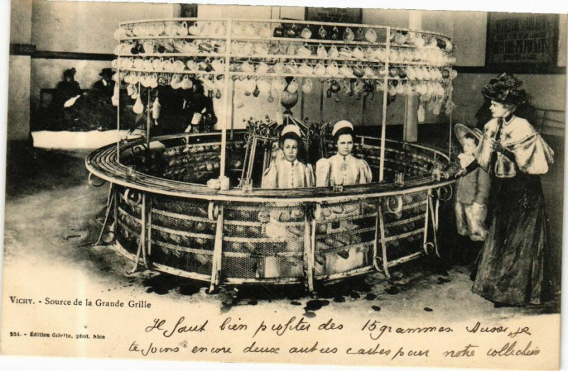 Carte postale ancienne Vichy Source de la Grande Grille à Vichy