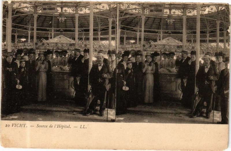 Carte postale ancienne Vichy Source de l'Hopital à Vichy
