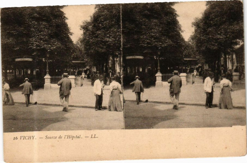 Carte postale ancienne Vichy Source de l'Hopital à Vichy